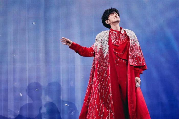 金秋海滨热情相遇 歌声潮声浪漫共振 周传雄「念念不忘·再遇见plus」巡演烟台站圆满落幕
